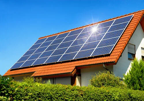 pannelli fotovoltaici installati su un tetto