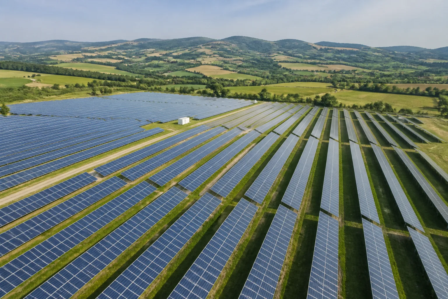Vista aerea di un grande impianto fotovoltaico a terra nella campagna italiana
